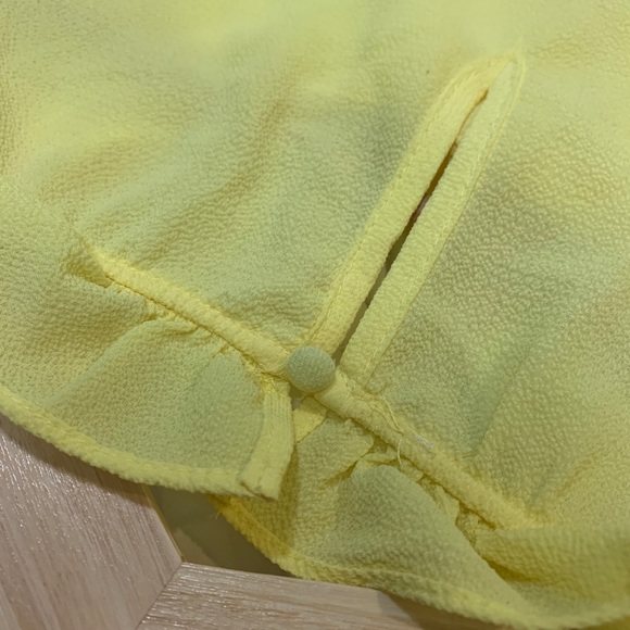 Shoulder Cutoff Ruffle Blouse - Picture 7 of 9